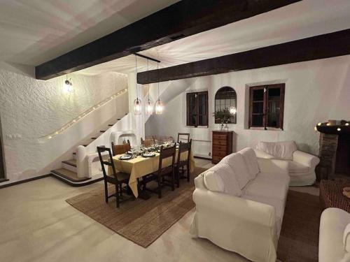 un salon avec un canapé blanc et une table dans l'établissement Villa au cœur du massif des Maures, à La Garde-Freinet