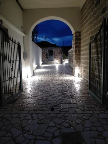 un ingresso a un edificio con cancello aperto di notte di casa tizziani a Caserta