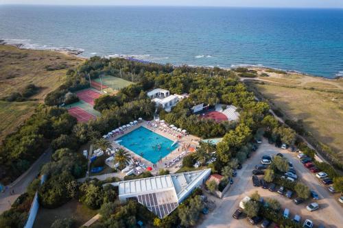 uma vista aérea de um resort junto ao oceano em Meditur Puglia by Itafirst Hotels em Specchiolla