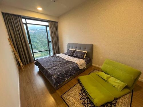 ein Schlafzimmer mit einem Bett, einem Sofa und einem Fenster in der Unterkunft The Ridge at KL East - NatureBackdoor in Kuala Lumpur