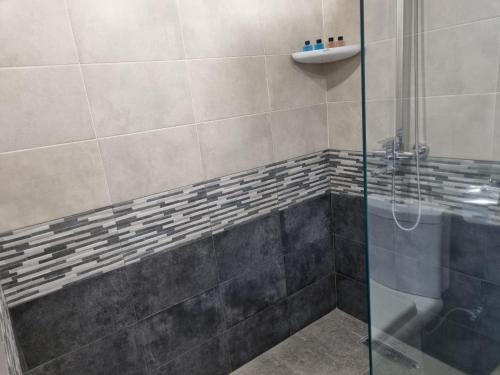 Ένα μπάνιο στο Day Inn hotel