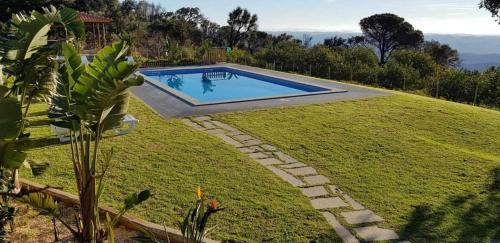 una piscina en medio de un patio en Quinta da Idalina, en Monchique