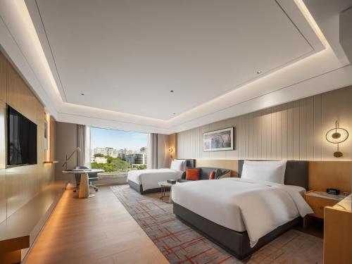 Postel nebo postele na pokoji v ubytování Wyndham Grand Zhaoqing Downtown