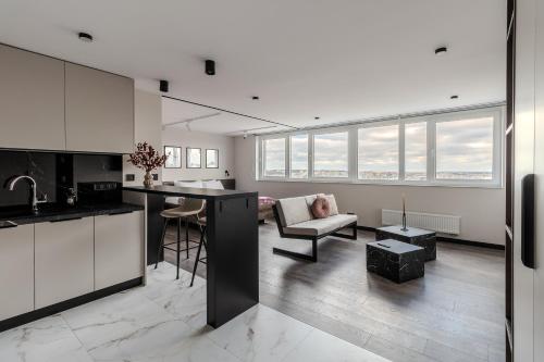 uma cozinha e sala de estar com um sofá e uma mesa em 77 views apartments by INSHI em Lviv