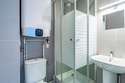 une salle de bain avec une douche, des toilettes et un lavabo dans l'établissement Studio Proche Boulevard Voltaire, à Paris