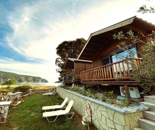 Casa con terraza y 2 tumbonas en Kartalia wooden maisonette, en Porto Koufo