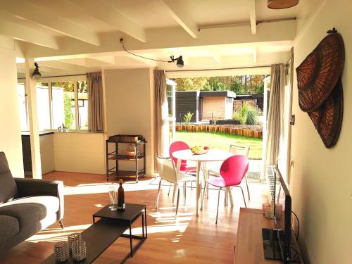 Χώρος καθιστικού στο Zonnige vrijstaande bungalow in prachtige omgeving!