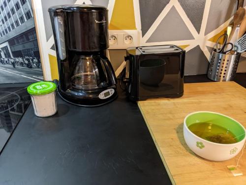 Příslušenství pro přípravu čaje a kávy v ubytování Agréable maison de ville rénovée à Rouen