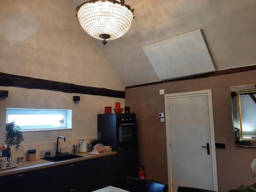 Dapur atau dapur kecil di Loft De Hooizolder met Sauna bij te boeken