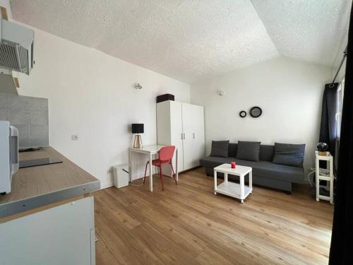 un salon avec un canapé et une table dans l'établissement Le cocon de Melun, à Melun