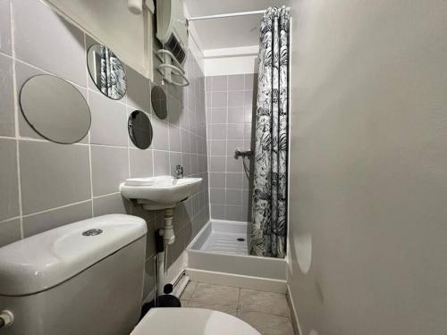een badkamer met een toilet, een wastafel en een douche bij Le cocon de Melun in Melun