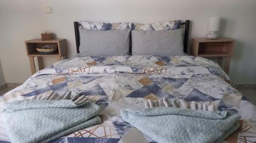 Una cama o camas en una habitación de TasoulaSHome