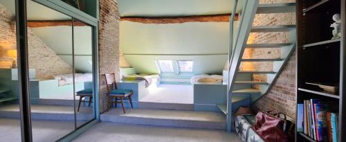 une chambre avec des escaliers et une chambre avec des lits superposés dans l'établissement Dieppe Quai Henri IV, à Dieppe
