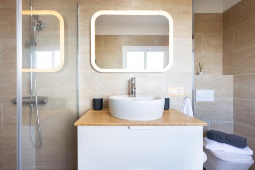un bagno con lavandino e doccia di EK Teide Finca el Milagro a La Orotava