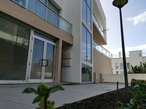 um edifício com grandes janelas e uma luz de rua em Welcome Buddy - Santo Amaro Apartment em Vila Franca do Campo
