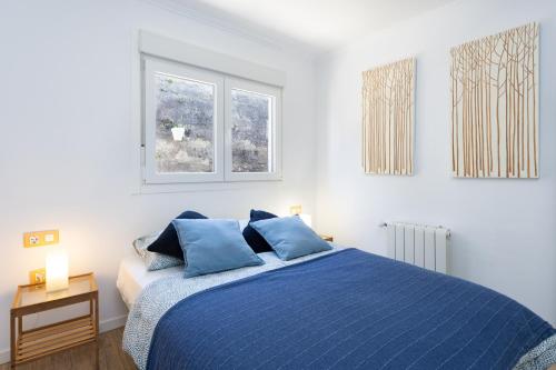 1 Schlafzimmer mit einem blauen Bett und 2 Fenstern in der Unterkunft EK Teide Finca el Milagro in La Orotava