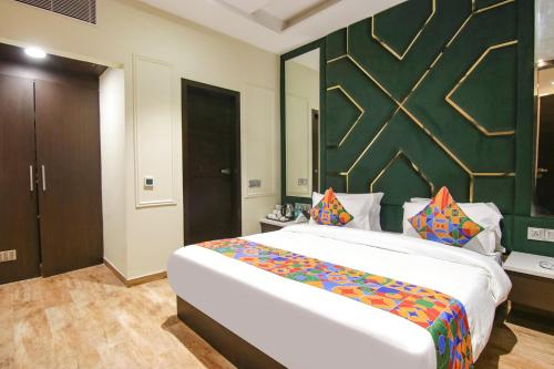 una camera con un grande letto di FabHotel Prime K9 Crown a Ludhiana