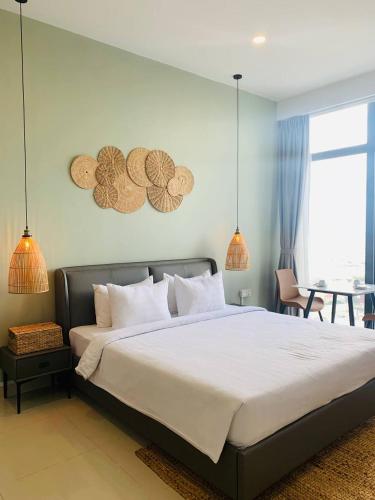 1 dormitorio con 1 cama grande y 1 mesa en ZX Service Apartment, en Phnom Penh
