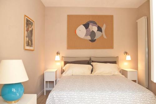 een slaapkamer met een bed en twee tafels en een lamp bij Tessa's holiday in Massa Lubrense