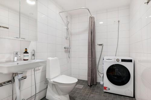 a bathroom with a washer and a washing machine at Guestly Homes - 3BR Corporate Comfort in Boden
