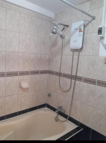 W łazience znajduje się prysznic i wanna. w obiekcie Las Mercedes w mieście Arequipa