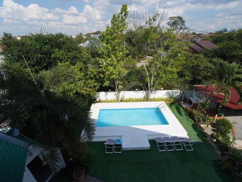 Kolam renang di atau dekat dengan RoomQuest One Bangsaray
