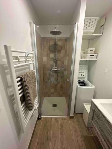 La salle de bains est pourvue d'une douche à l'italienne et d'un lavabo. dans l'établissement Elégant studio 4P neuf 2 *, piscine, mer à 150m, à Bandol