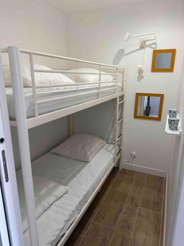 quelques lits superposés dans une chambre dans l'établissement Elégant studio 4P neuf 2 *, piscine, mer à 150m, à Bandol