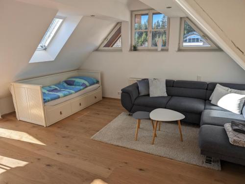 sala de estar con sofá y cama en Ruhige 3-Zimmer-Wohnung am Stadtrand mit Bergblick, en Salzburgo