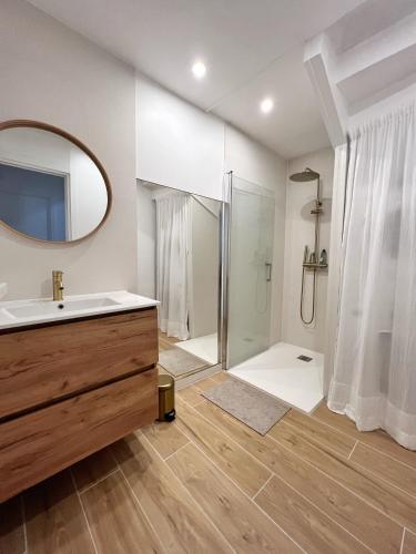 une salle de bain avec un lavabo et une douche dans l'établissement La Sauvagère - Piscine, à La Rochelle