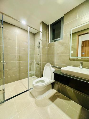 a bathroom with a toilet and a sink and a shower at Căn hộ The Rivana 2 phòng ngủ đầy đủ tiện nghi tại Thuận An, Bình Dương in Thuan An