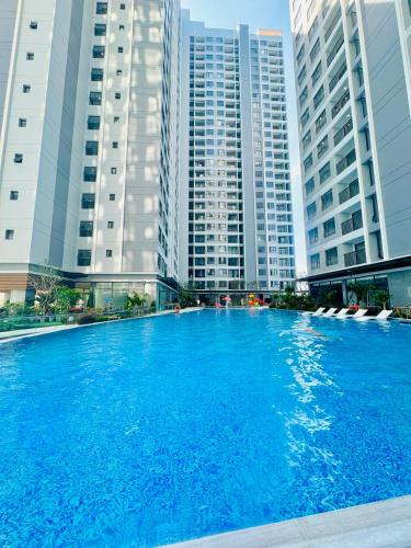 a large swimming pool in front of tall buildings at Căn hộ The Rivana 2 phòng ngủ đầy đủ tiện nghi tại Thuận An, Bình Dương in Thuan An