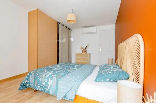 1 dormitorio con cama y pared de color naranja en Perle du Littoral Nord en Boulogne-sur-Mer