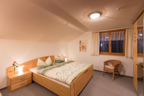 1 dormitorio con cama, escritorio y silla en Appartment Hammerer en Schwarzenberg im Bregenzerwald
