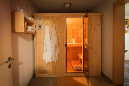 a room with a closet with a glass door at Appartment Hammerer in Schwarzenberg