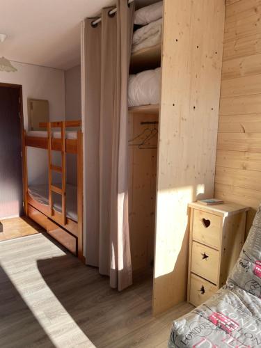 - une chambre avec 2 lits superposés et un lit dans une chambre dans l'établissement Studio Chaillol 1600, à Saint-Michel-de-Chaillol