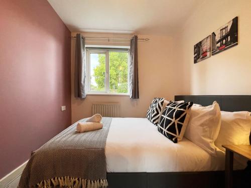 een slaapkamer met een bed met een teddybeer erop bij Rebecca's Place at Whitechapel in Londen