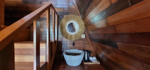 クブペンロカンにあるUmah Nandaの鏡付きの木製の階段