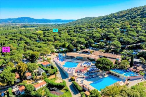 eine Luftansicht auf den Pool im Resort in der Unterkunft Mobil-home Parc Montana Gassin in Gassin