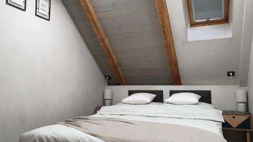 una camera con un letto con due cuscini di Apartament Natural ASD Studio a Wieliczka