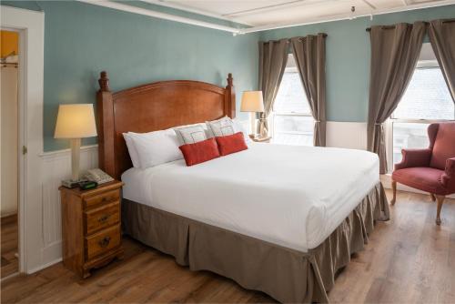 Säng eller sängar i ett rum på Thayers Inn