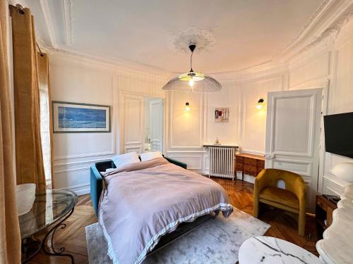 une chambre avec un lit et une table en verre dans l'établissement Charming 4-room flat near Eiffel Tower-8people-2 bedrooms, à Paris