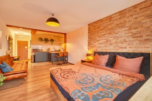 a bedroom with a bed and a brick wall at *Neues Loft*- nahe Frankfurter Flughafen + Bahnhof in Neulsenburg
