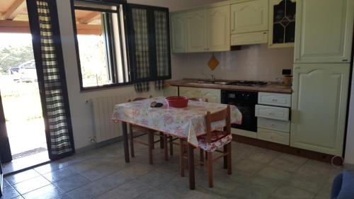 una cocina con mesa y mantel. en GIONNY-A, en Budoni