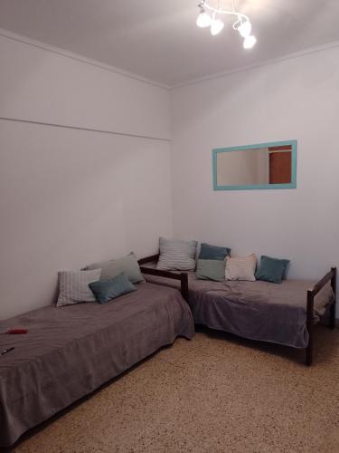 um quarto com duas camas e uma televisão na parede em CÓMODO MONOAMBIENTE ZONA ALDREY em Mar del Plata