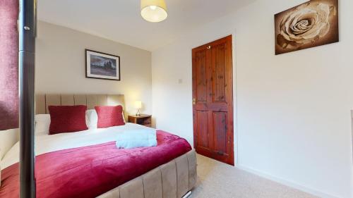 a bedroom with a bed and a wooden door at Cosy 2 double bed property in Milton in Milton