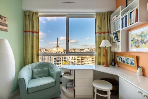 Cette chambre dispose d'un bureau, d'une chaise et d'une fenêtre. dans l'établissement Veeve - The Salon in the Sky, à Paris