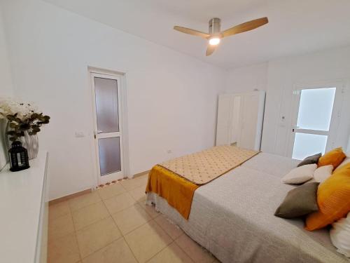 - une chambre avec un lit et un ventilateur de plafond dans l'établissement Finca Chimaca, à Arona