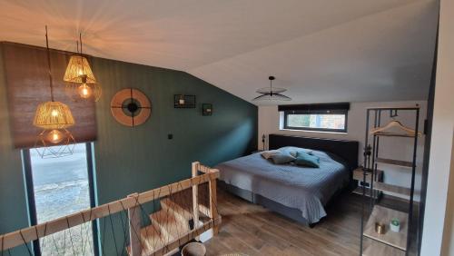 um quarto com uma cama e uma parede verde em O Beau Cerf em Sart-lez-Spa