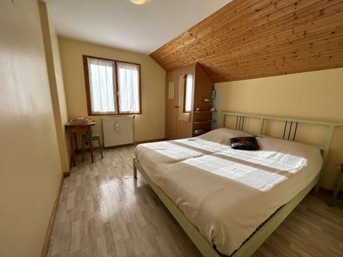 Ένα ή περισσότερα κρεβάτια σε δωμάτιο στο Maison spacieuse 8 pers avec terrasse - St-Chaffrey-S.Chevalier - FR-1-330E-134
